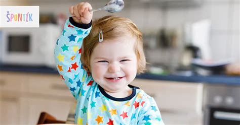 Dieťa objavuje jedlo rukami