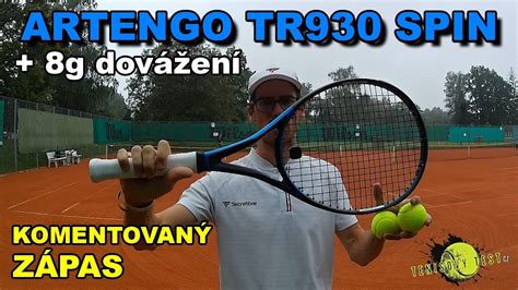 Športovec s tenisovou raketou