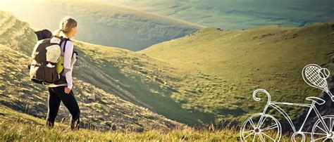 Ľudia chodiaci po lesnej ceste