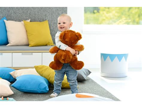 Dieťa objímajúce plyšového medvedíka