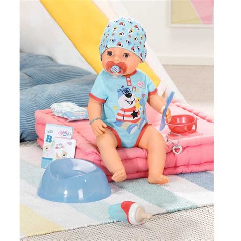 Bábätko pijúce z fľaše s cumlíkom