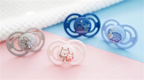 Ilustrácia porovnania ortodontického a okrúhleho cumlíka