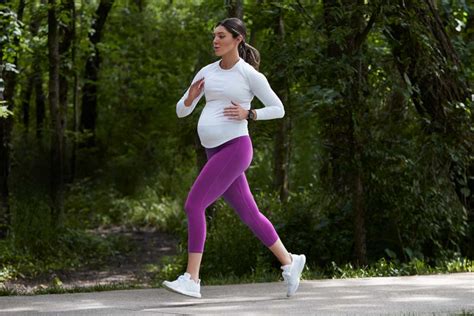 Žena cvičiaca s fitloptou počas tehotenstva