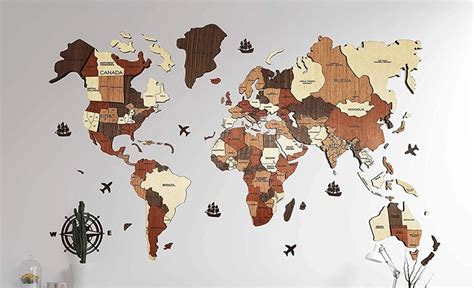 Ilustrácia dieťaťa s batohom pri mape sveta