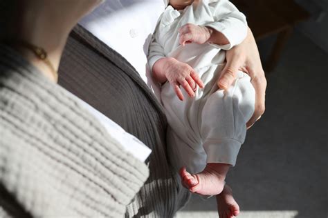 Dojča na brušku posilňuje svaly