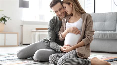 Rodič komunikuje s dieťaťom na brušku