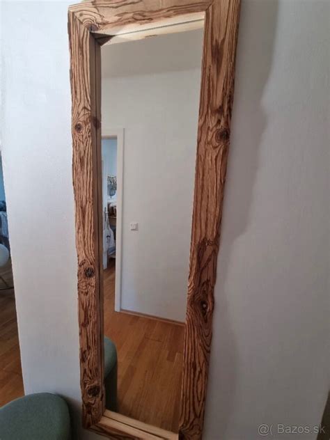 Ukážka nábytku renovovaného dyhou so vzorom starého dreva