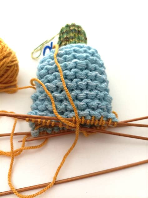 Detail pletenia nožičiek overalu