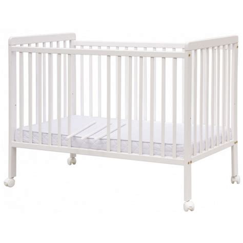 Detská postieľka z bielené borovice v interiéri