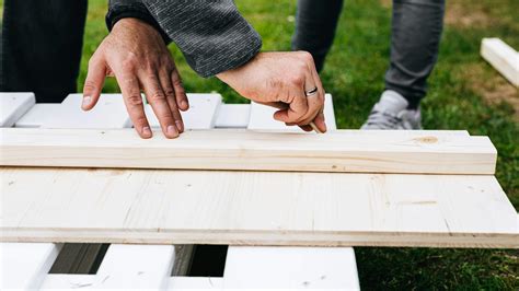 Porovnanie rôznych materiálov používaných na výrobu nábytku