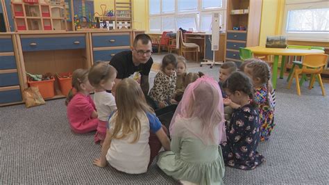 Učiteľka v škôlke vysvetľuje deťom novú tému