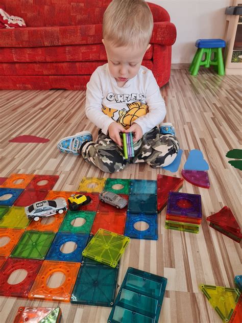 detské jasle s hračkami a deťmi