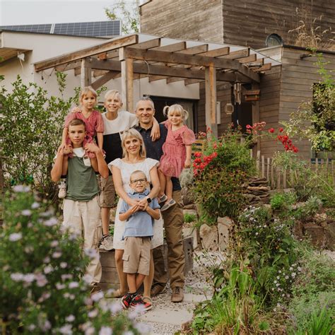 Deti pri spoločnom stolovaní v jasliach