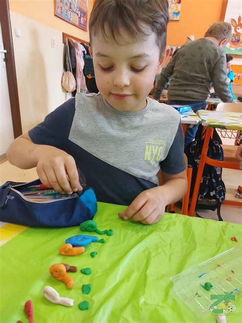 Deti modelujúce z plastelíny