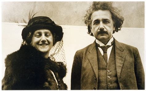 Fotografia Alberta Einsteina s jeho druhou manželkou Elsou