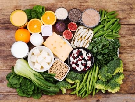 Infografika zobrazujúca potraviny bohaté na vápnik a vitamín D