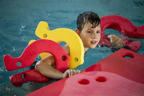 Dieťa štvornožkujúce so správnym držením tela