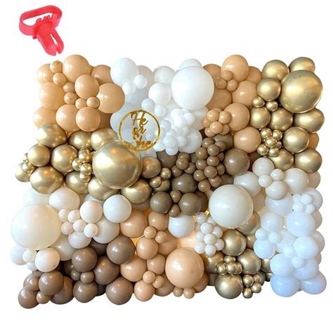 Farebná balónová stena ako pozadie pre fotokútik