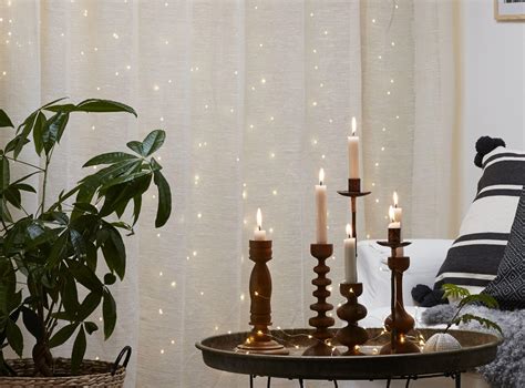 Elegantné látkové pozadie so svetelnými reťazami