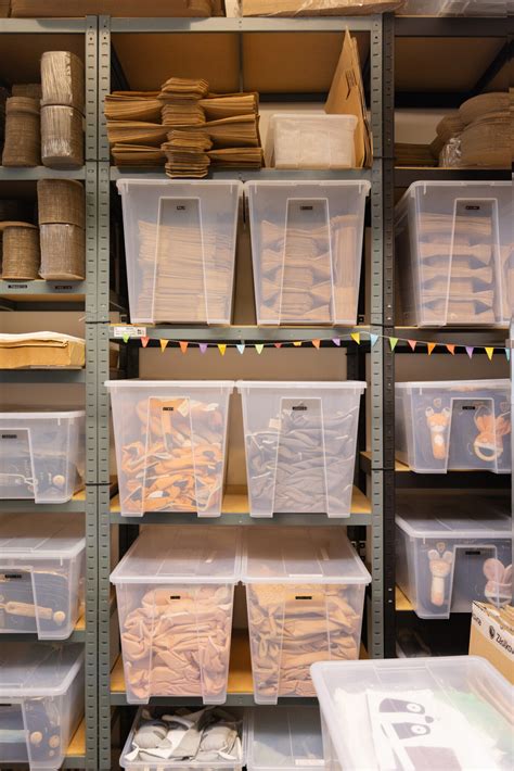 Príklad DIY fotokútika s využitím látky, girland a vlastnoručne vyrobených rekvizít