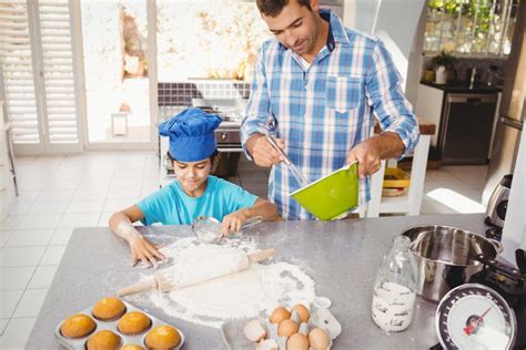 Otec s deťmi v kuchyni