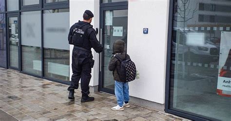 Rodič objíma dieťa pred školou