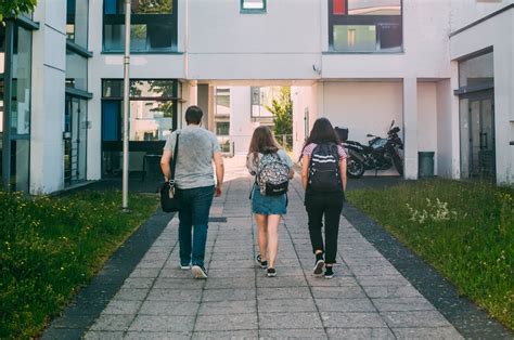 Dieťa s rodičom pri odchode na študijný pobyt