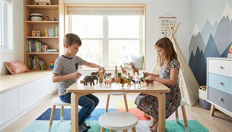 Dve deti si vymieňajú hračky