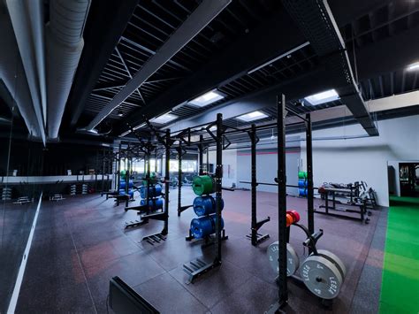 Obrázok modernej posilňovne s rôznymi cvičiacimi strojmi