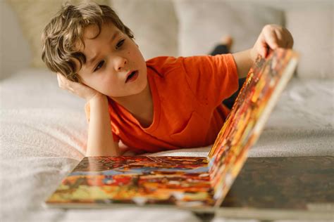 Dieťa s knihou a rozptýlenými predmetmi okolo