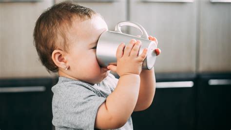 Dieťa odmietajúce piť z fľaše