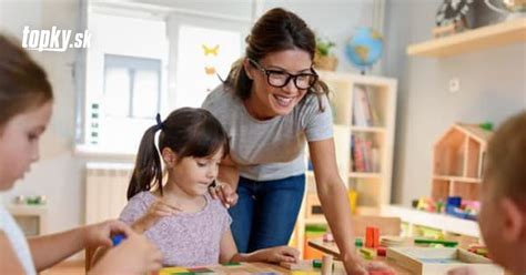 Učiteľka s deťmi v škôlke