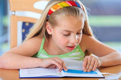 Pubertálne dievča si číta knihu v súkromí