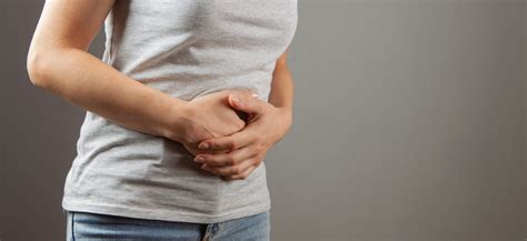 Žena držiaca brucho