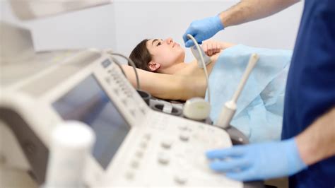 Lekár vyšetruje ultrazvuk