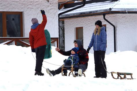 Rodina sa zabáva na sánkach v Donovaloch