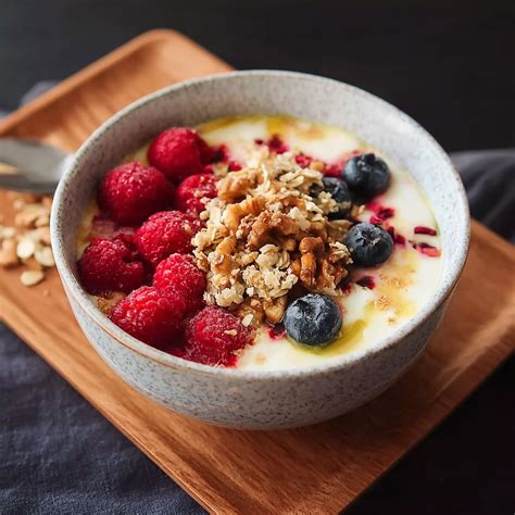 miska s ovsenými vločkami a ovocím