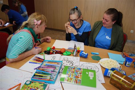 Ilustrácia rodiny s dieťaťom s autizmom využívajúcej vizuálne pomôcky