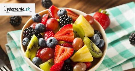 rozmanité ovocie a zelenina na tanieri