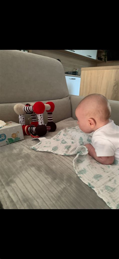 Bábätko na brušku s dvihnutou hlavičkou