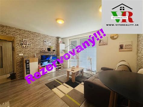 Osoba oddychujúca v tichom prostredí