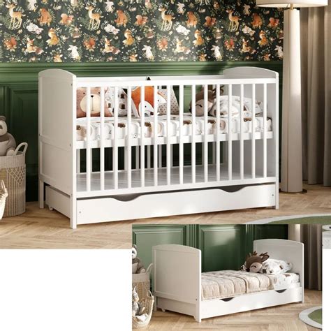 Detská postieľka s dieťaťom, ktoré sa snaží vyliezť