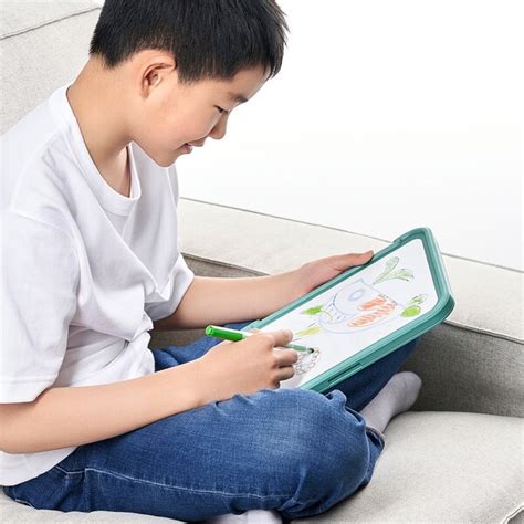 dieťa kreslí na tablete