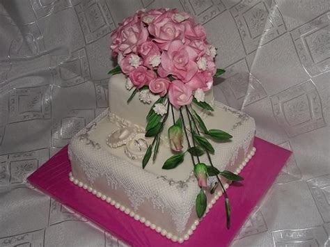 Svadobná torta inšpirovaná lúčnou kyticou s rôznymi druhmi kvetov