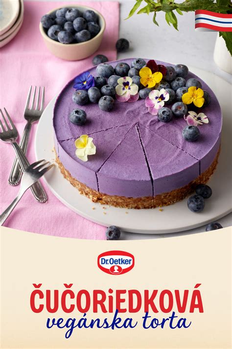 Čučoriedková vegánska torta ozdobená jedlými kvetmi