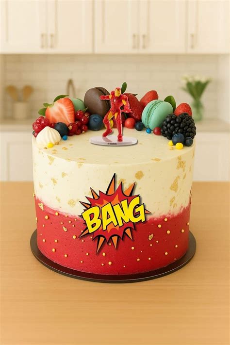 Farebná detská torta s kvetinovým motívom a rozprávkovými postavičkami