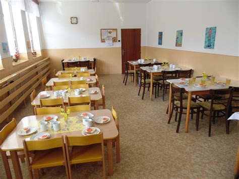 Školská jedáleň s deťmi pri obedoch
