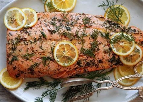 Pečený losos s bylinkami a zemiakmi