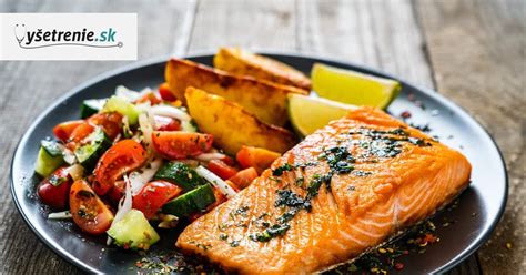 Koláž rôznych povolených potravín: losos, avokádo, brokolica, vajcia