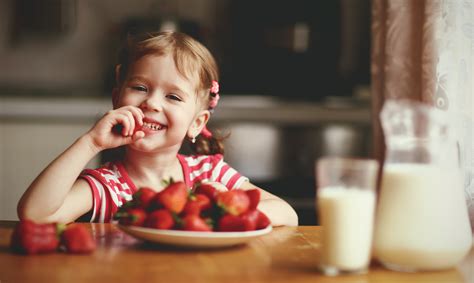 Dieťa hrá sa s jedlom